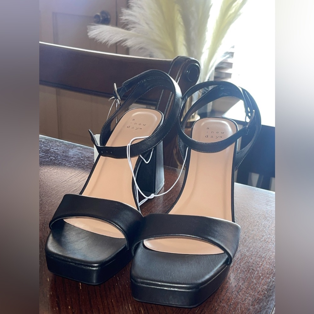 Cute basic heels - Picture 3 of 4